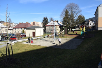 Dětské hřiště  před domem - Prodej bytu 2+1 v družstevním vlastnictví 53 m², Jeseník