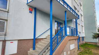 Vchod do budovy - Prodej bytu 3+1 v osobním vlastnictví 67 m², Praha 4 - Chodov