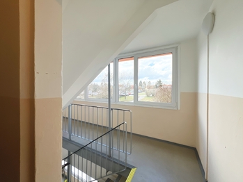 Společné prostory jsou výborně udržované - Prodej bytu 2+kk v osobním vlastnictví 45 m², Praha 8 - Bohnice