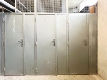 K bytu náleží sklepní koje s vysokým stropem - Prodej bytu 2+kk v osobním vlastnictví 45 m², Praha 8 - Bohnice