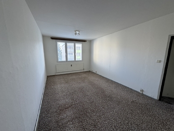 obývací pokoj - Prodej bytu 2+1 v osobním vlastnictví 68 m², Holoubkov