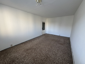 obývací pokoj - Prodej bytu 2+1 v osobním vlastnictví 68 m², Holoubkov