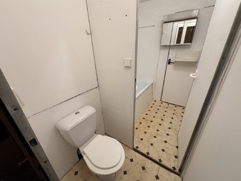 koupelna - Prodej bytu 2+1 v osobním vlastnictví 68 m², Holoubkov