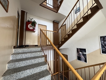 schodiště - Prodej bytu 2+1 v osobním vlastnictví 68 m², Holoubkov