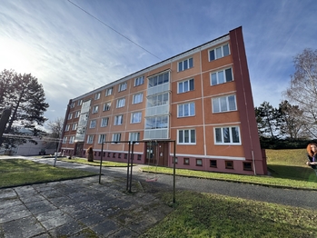 pohled na dům - Prodej bytu 2+1 v osobním vlastnictví 68 m², Holoubkov