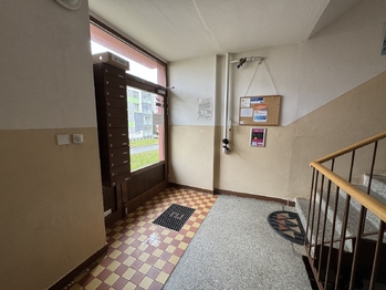 vstup do domu - Prodej bytu 2+1 v osobním vlastnictví 68 m², Holoubkov