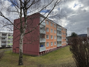 pohled na dům - Prodej bytu 2+1 v osobním vlastnictví 68 m², Holoubkov