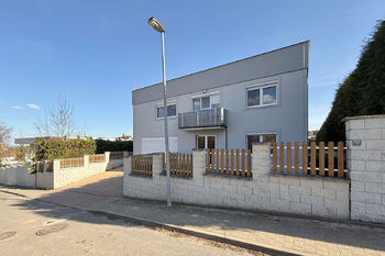 čelní pohled na dům - Prodej domu 336 m², Praha 6 - Nebušice