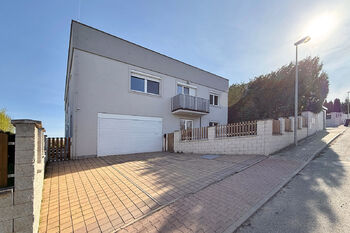 čelní pohled na dům - Prodej domu 336 m², Praha 6 - Nebušice