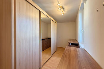 šatna u ložnice - Prodej domu 336 m², Praha 6 - Nebušice
