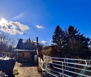 Pohled na torzo domu od brány - Prodej domu 313 m², Dětřichov u Moravské Třebové