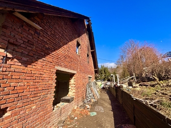 Průchod mezi domem a kaskádou zahrady - Prodej domu 313 m², Dětřichov u Moravské Třebové