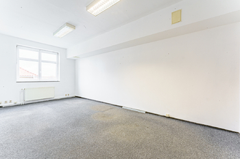 Pronájem kancelářských prostor 2043 m², Dobříš