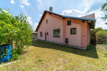 Pohled na dům ze zahrady - Prodej domu 139 m², Vizovice