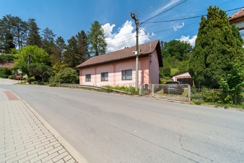 Pohled na dům z ulice - Prodej domu 139 m², Vizovice 