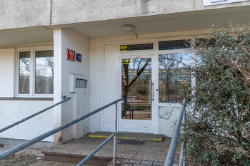 Vchod do domu - Prodej bytu 3+kk v osobním vlastnictví 74 m², Praha 9 - Prosek