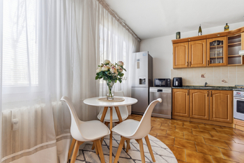 Kuchň / Jídelní koutek  - Prodej bytu 3+kk v osobním vlastnictví 74 m², Praha 9 - Prosek