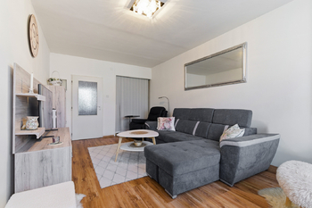 Obývací pokoj - Prodej bytu 3+kk v osobním vlastnictví 74 m², Praha 9 - Prosek