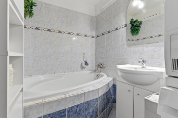 Koupelna - Prodej bytu 3+kk v osobním vlastnictví 74 m², Praha 9 - Prosek