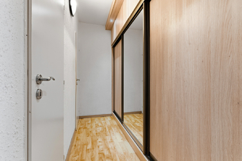 Chodba s vestavěnými skříněmi - Prodej bytu 3+kk v osobním vlastnictví 74 m², Praha 9 - Prosek
