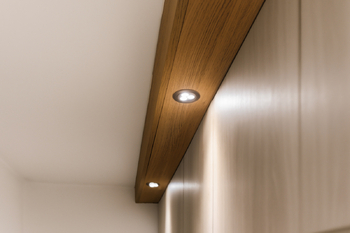 Detail vestavěné skříně - Prodej bytu 3+kk v osobním vlastnictví 74 m², Praha 9 - Prosek