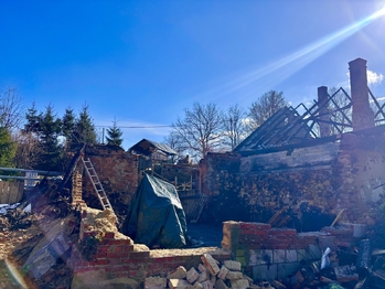 Pohled přední na torzo domu - Prodej pozemku 2494 m², Dětřichov u Moravské Třebové