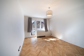 Obývací pokoj s lodžií - Pronájem bytu 2+1 v osobním vlastnictví 67 m², Praha 10 - Strašnice