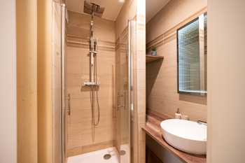 Koupelna - Pronájem bytu 2+1 v osobním vlastnictví 67 m², Praha 10 - Strašnice