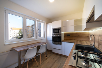 Kuchyňská linka s jídelnou - Pronájem bytu 2+1 v osobním vlastnictví 67 m², Praha 10 - Strašnice 