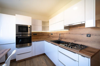 Kuchyňská linka s jídelnou - Pronájem bytu 2+1 v osobním vlastnictví 67 m², Praha 10 - Strašnice