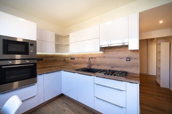 Kuchyňská linka s jídelnou - Pronájem bytu 2+1 v osobním vlastnictví 67 m², Praha 10 - Strašnice