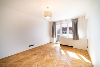 Obývací pokoj s lodžií - Pronájem bytu 2+1 v osobním vlastnictví 67 m², Praha 10 - Strašnice