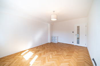 Obývací pokoj s lodžií - Pronájem bytu 2+1 v osobním vlastnictví 67 m², Praha 10 - Strašnice