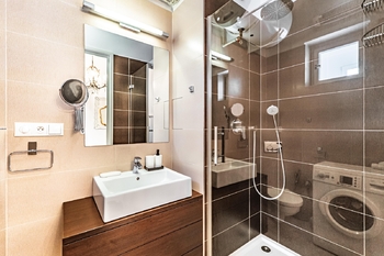 Koupelna bytu se sprchovým koutem - Pronájem bytu 1+kk v osobním vlastnictví 28 m², Praha 6 - Břevnov