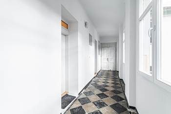 Chodba před bytovou jednotkou - Pronájem bytu 1+kk v osobním vlastnictví 28 m², Praha 6 - Břevnov