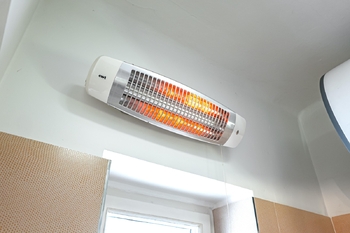 Pro rychlé vytopení je koupelna navíc opatřena infrazářičem - Pronájem bytu 1+kk v osobním vlastnictví 28 m², Praha 6 - Břevnov