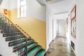 Interiér domu bez výtahu - Pronájem bytu 1+kk v osobním vlastnictví 28 m², Praha 6 - Břevnov