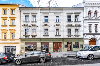 Pohled na dům z ulice - Pronájem bytu 1+kk v osobním vlastnictví 28 m², Praha 6 - Břevnov