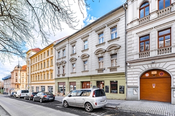 Pohled na dům z ulice - Pronájem bytu 1+kk v osobním vlastnictví 28 m², Praha 6 - Břevnov