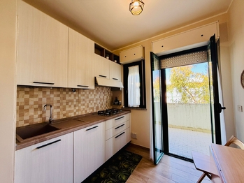 kuchyň se vstupem na terasu - Prodej bytu 2+kk v osobním vlastnictví 54 m², Silvi