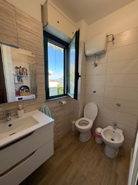 koupelna s výhledem na moře - Prodej bytu 2+kk v osobním vlastnictví 54 m², Silvi