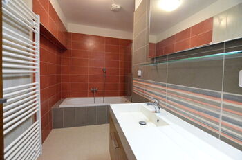 koupelna 1 - Pronájem bytu atypický v osobním vlastnictví 148 m², České Budějovice