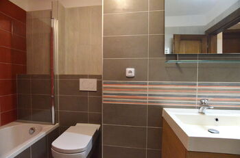 koupelna 1 - Pronájem bytu atypický v osobním vlastnictví 148 m², České Budějovice