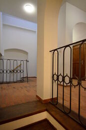 hala se schodištěm - Pronájem bytu atypický v osobním vlastnictví 148 m², České Budějovice