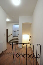 hala se schodištěm - Pronájem bytu atypický v osobním vlastnictví 148 m², České Budějovice