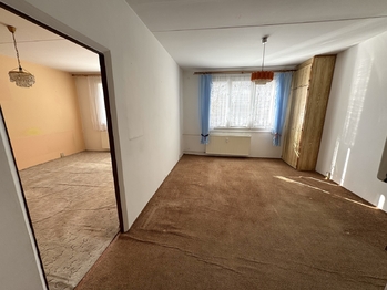 kuchyně, pokoj - Prodej bytu 1+1 v osobním vlastnictví 43 m², Staňkov