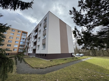 pohled na dům - Prodej bytu 1+1 v osobním vlastnictví 43 m², Staňkov