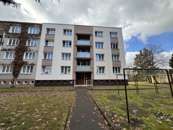 pohled na dům - Prodej bytu 1+1 v osobním vlastnictví 43 m², Staňkov