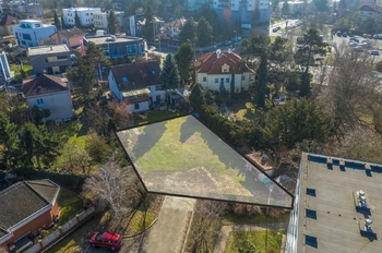 Pohled z příjezdové cesty na pozemek - Prodej pozemku 551 m², Praha 4 - Lhotka