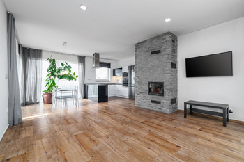 Obývací pokoj s kk - Prodej domu 102 m², Česká Bříza